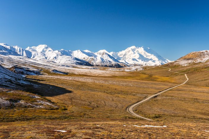 Straße im Denali Nationalpark mit Mount Denali, Alaska