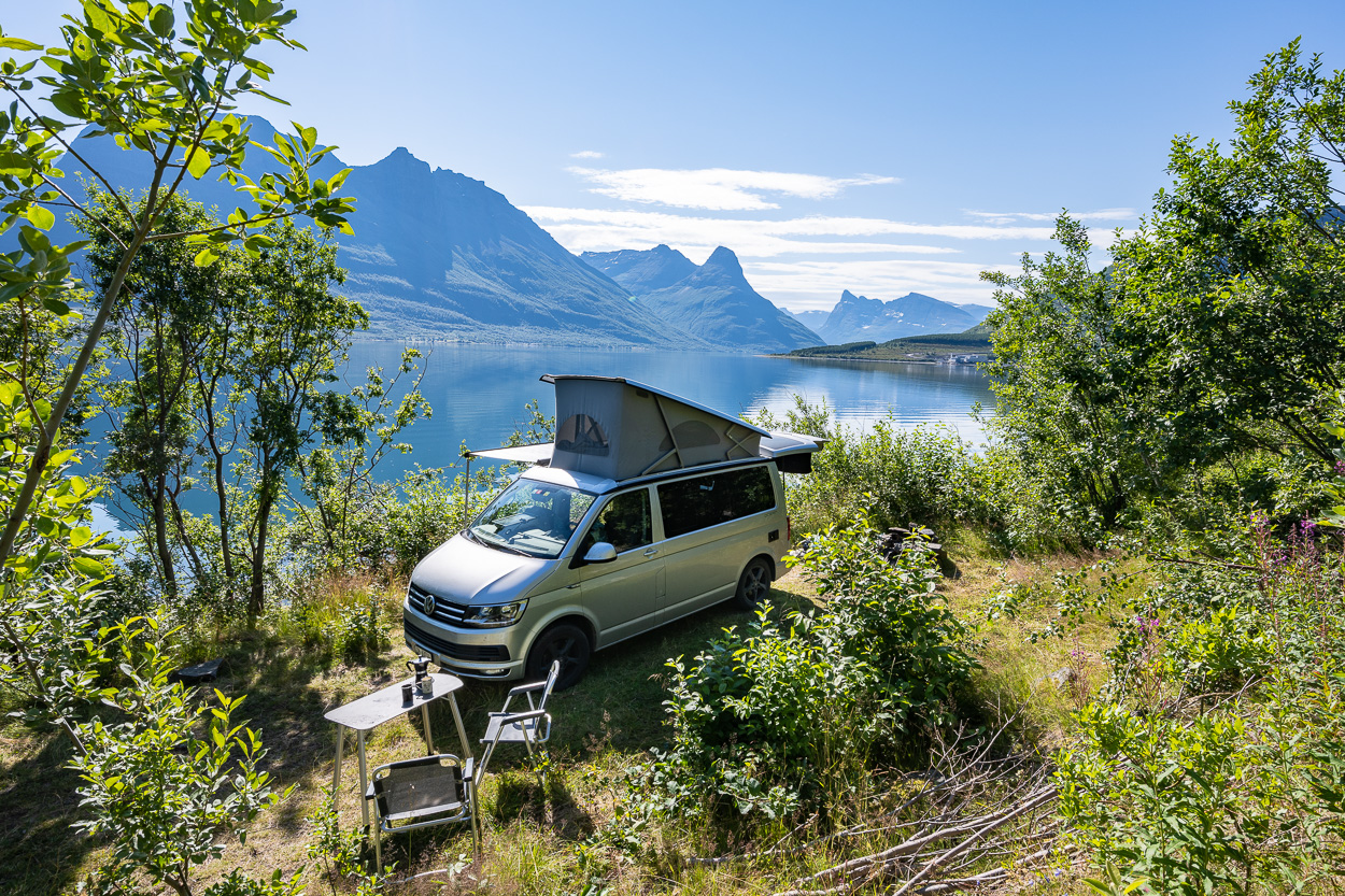 VW California Camper am Fjord, Lyngen
