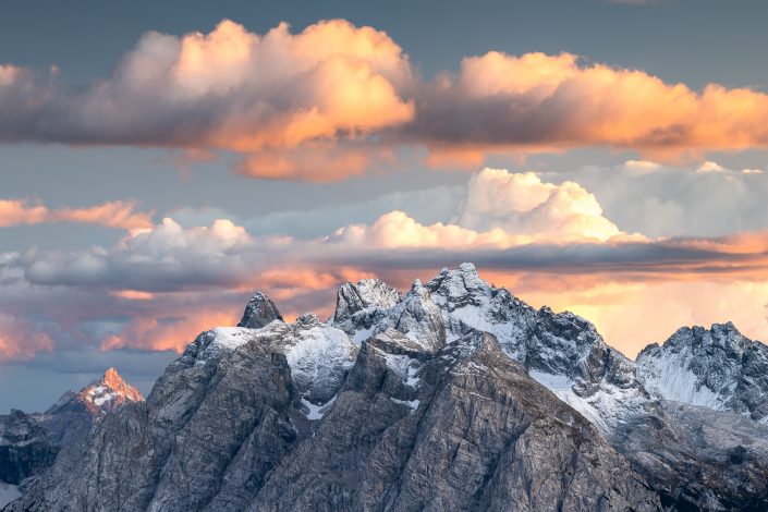 Stimmungsvolle Wolken über den Gipfeln der Dolomiten