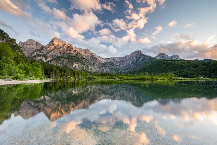 Almsee mit Spiegelung, Alpen, Österreich