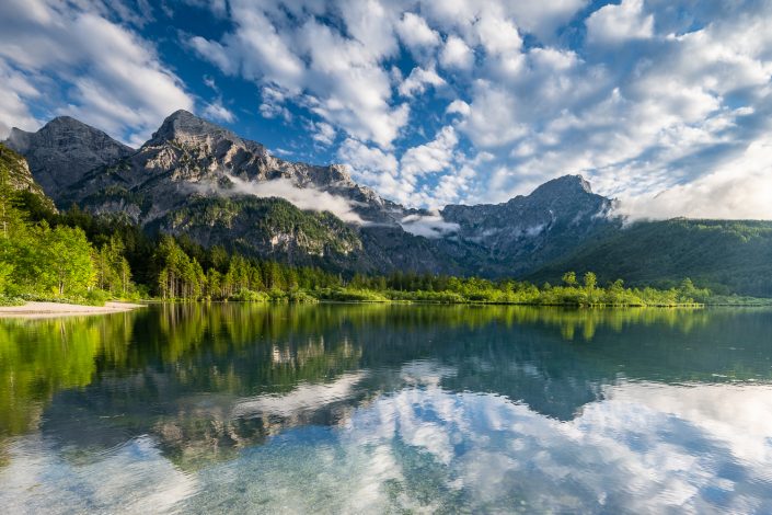 Landschaft am Almsee mit Totem Gebirge, Alpen, Österreich