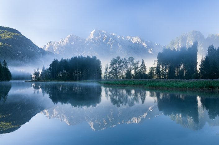 Landschaftsfoto der Morgenstimmung am Almsee, Nebel, Alpen