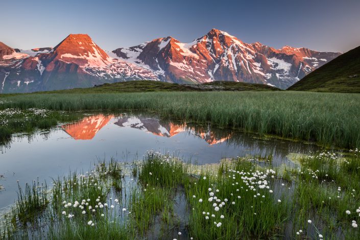 Landschaft der Hohen Tauern spiegelt in See, Alpen, Österreich