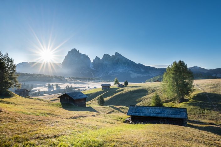 Almlandschaft der Seiser Alm bei Sonnenaufgang