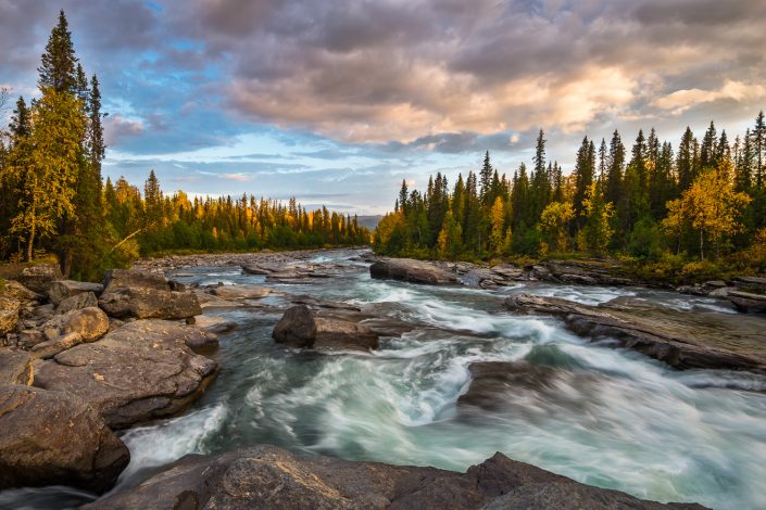 Herbstliche Landschaft mit Fluss bei Kvikkjokk, Lappland, Schweden