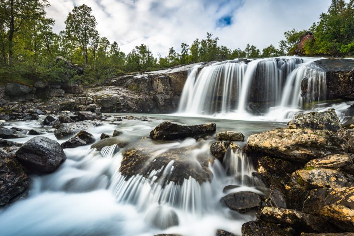 Wasserfall im Stora Sjöfallet Nationalpark, Schweden