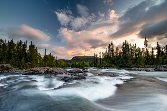 Fluss Gamajåhkå bei Sonnenuntergang, Kvikkjokk