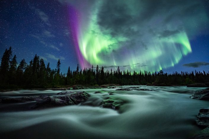 Nordlicht über Fluss, Lappland, Schweden