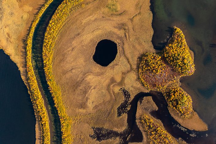 herbstliches Flussdelta, Nikkaluokta, Lappland, Schweden