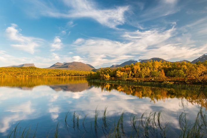 herbstliche Landschaft spiegelt sich in See, Abisko