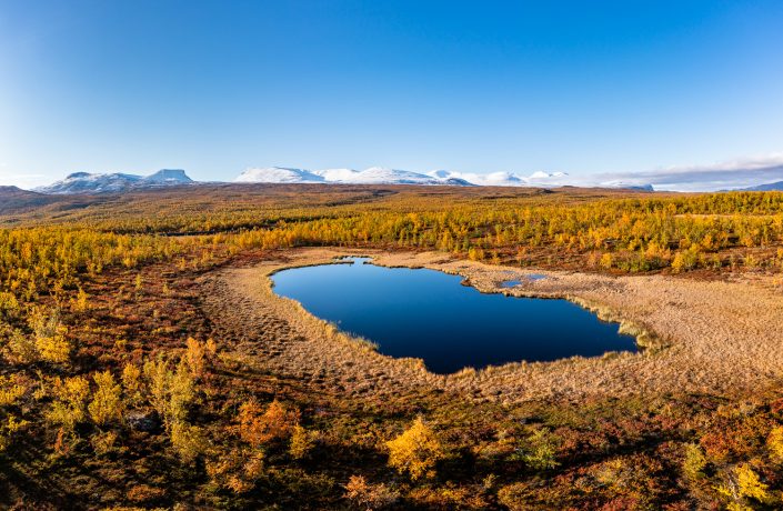 Tundra mit See und verschneiten Bergen, Abisko, Schweden