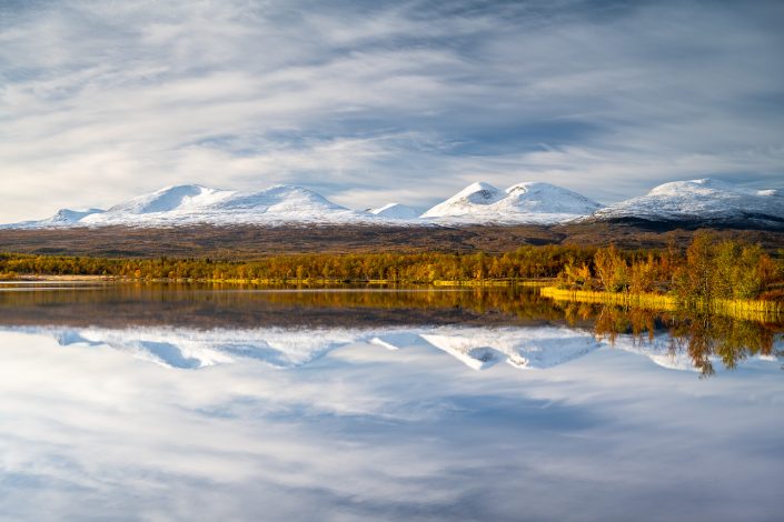 verschneite Berge spiegeln sich in See, Abisko Nationalpark, Schweden