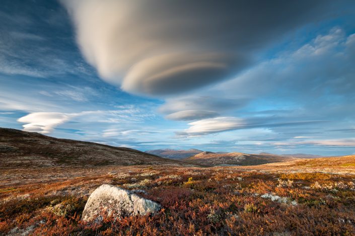 Wolkenstimmung über Landschaft im Dovrefjell Nationalpark, Norwegen