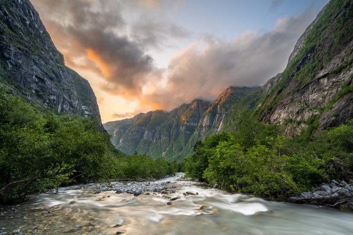 Fluss Kjenndalselva im Gletschertal des Kjenndalsbreen Gletscher, Abendstimmung, Jostedalsbreen Nationalpark