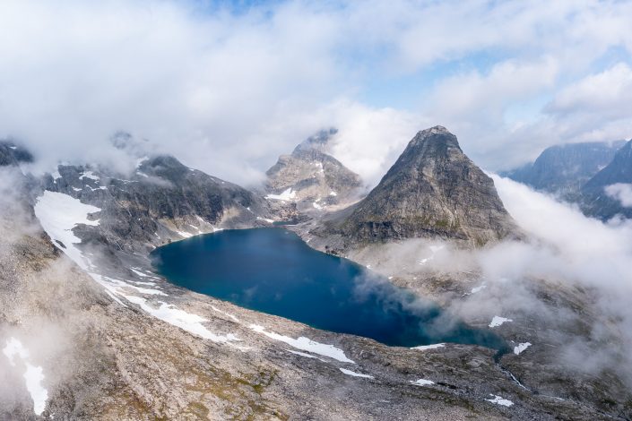 Bergsee und Berge in Wolken, Fjordnorwegen, Vogelperspektive