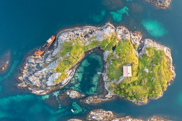 Insel mit Schiffswrack, Vogelperspektive, Atlantikstraße, Norwegen