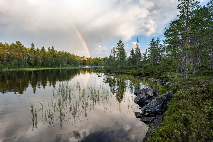 Landschaft am See mit Regenbogen, Norwegen