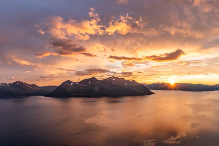 Sonnenuntergang am Fjord, Lyngen, Norwegen