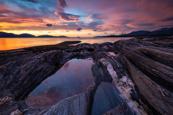 Sonnenuntergang an Küste, Lyngenfjord, Lyngen, Norwegen