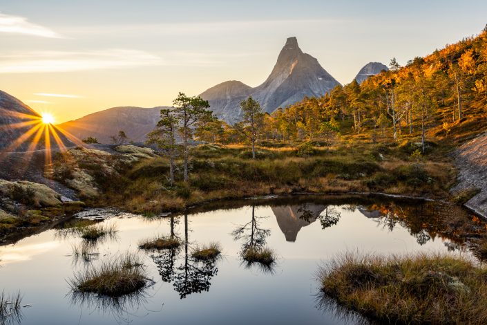 Berg Stetind spiegelt sich in See, Sonnenaufgang, Norwegen