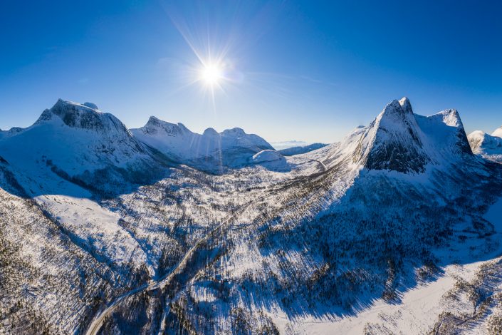 Berge am Efjord aus der Luft, Winter, Ofoten, Norwegen