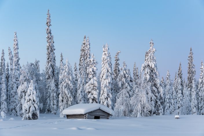 Verschneite Hütte, Lappland, Muonio, Finnland