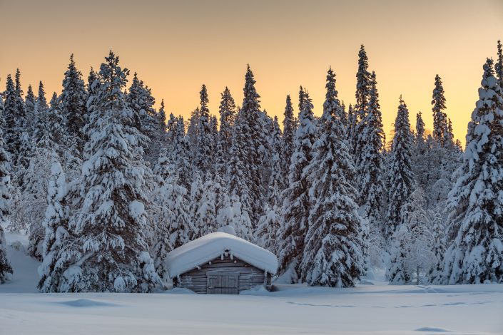 verschneite Hütte, Lappland, Finnland