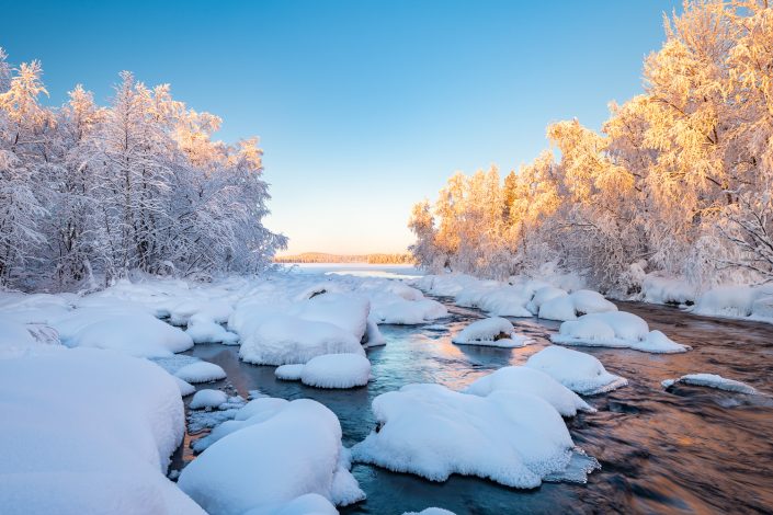 verschneiter Fluss, Muonio, Finnland