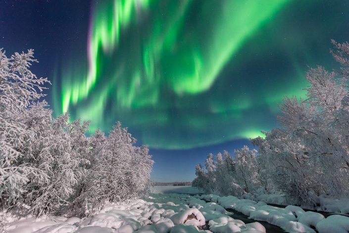 Nordlicht über verschneiter Winterlandschaft, Muonio, Finnland