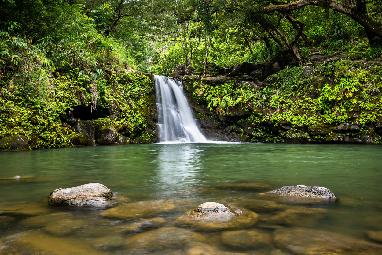 Wasserall im Regenwald, Road to Hana, Maui